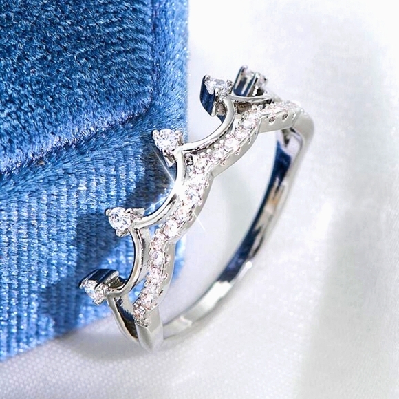 Jewelry - NEW‼️Crown Ring Size 7